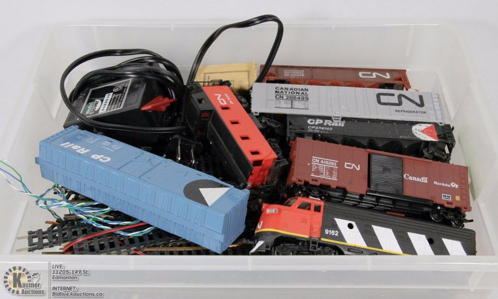 HO SCALE TRAIN SET WITH 7 CARS, TRANSFORMER, TRACK