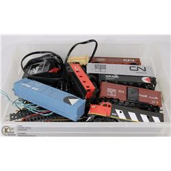 HO SCALE TRAIN SET WITH 7 CARS, TRANSFORMER, TRACK