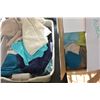 Image 1 : TOTE OF TOWELS AND BOX OF TOWELS
