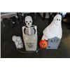 Image 1 : LOT OF ILLUMINATED WHITE HALLOWEEN LAWN ORAMENTS