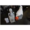 Image 2 : LOT OF ILLUMINATED WHITE HALLOWEEN LAWN ORAMENTS