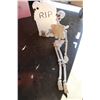 Image 1 : 2 HALLOWEEN DECORATIONS