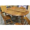 Image 3 : ROUND MAPLE DINING TABLE WITH 2 LEAFS AND FOUR CHAIRS