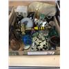 Image 1 : LOTOF VANITY ITEMS AND ART GLASS GAVEL