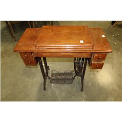 SINGER SEWING MACHINE IN TABLE