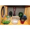 Image 1 : SHELF LOT OF COLORED DEPRESSION GLASS AND ART GLASS
