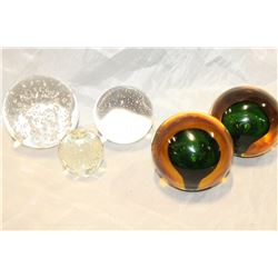 LOT OF ART GLASS BUBBLE PAPER WEIGHTS AND PAIR OF ROUND ART GLASS BOOKENDS