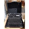 Image 1 : ROYAL DELUXE PORTABLE TYPEWRITER IN CASE
