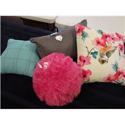 4 Assorted Pillows