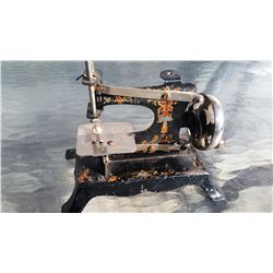Toy Sewing machine- V Good
