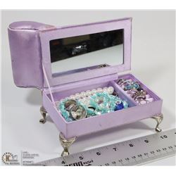 SOFA SHAPED JEWELRY BOX WITH JEWELRY.