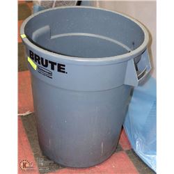 EXTRA LARGE GREY BRUTE GARBAGE CAN