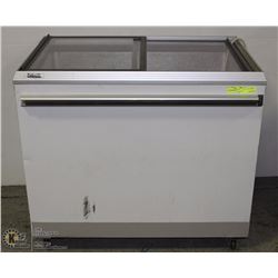 1) CELCOLD CARAVELL 33593 9.46CUFT ICE CREAM