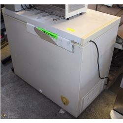 WHITE CHEST FREEZER