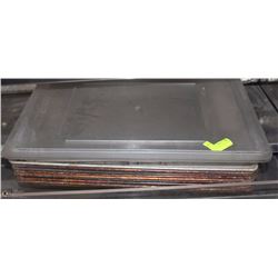 LOT OF 13 BAKING PANS IN VARIOUS SIZES