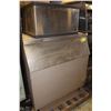 Image 1 : LARGE STAINLESS ICE MACHINE 42 X 63