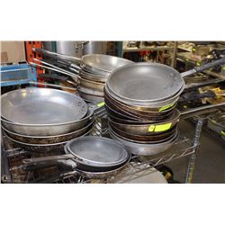 LOT OF 30 FRYING PANS OF VARIOUS SIZES