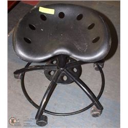 METAL ROLLING STOOL.