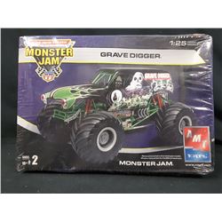 AMT GRAVE DIGGER  MONSTER JAM MODEL KIT (UNBUILT IN BOX)