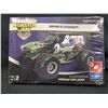 Image 1 : AMT GRAVE DIGGER  MONSTER JAM MODEL KIT (UNBUILT IN BOX)