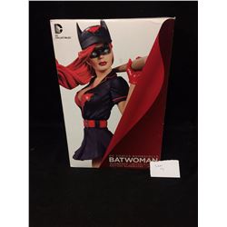 DC Figure Batwoman in Box ( Leg is present but it is cracked )