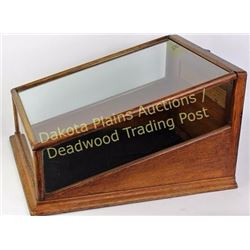 Antique oak counter top showcase slant front with original finish, hardware and hinging rear door, 1