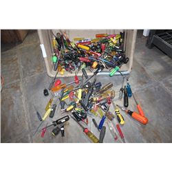 TOTE OF SCREW DRIVERS