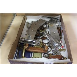 TRAY OF VINTAGE HARDWARE AND KEYS