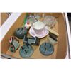 Image 2 : TRAY OF COLLECTIBLE CRYSTAL STONEWARE CHINA ETC