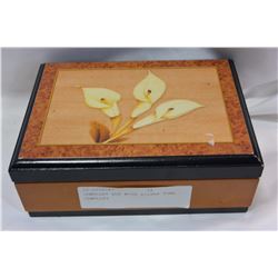 JEWELLRY BOX WITH SILVER TONE JEWELLRY