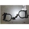 Image 2 : IRON HAND CUFFS