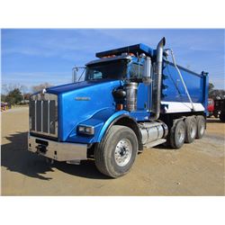 2013 KENWORTH T800 DUMP, VIN/SN:1NKDX4TX8DJ341674 - TRI-AXLE, 450HP CUMMINS ISX-15 ENGINE, 8LL TRANS