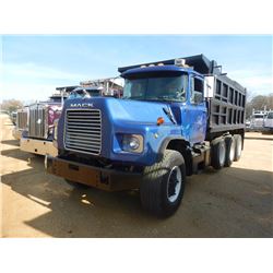 2000 MACK DM690S DUMP, VIN/SN:1M2B209C9YMO27598 - TRI-AXLE, 300 HP DIESEL ENGINE, 10 SEED TRANS, 44K
