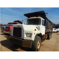 1992 MACK DM690S DUMP, VIN/SN:1M2B206C9NM009974 - TRI-AXLE, 300 HP MACK DIESEL ENGINE, 10 SPEED TRAN