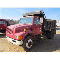 2001 INTERNATIONAL 4900 DUMP TRUCK, VIN/SN:1HTSDAAR91H352872 - S/A, IHC DT446E ENGINE, ALLISON A/T, 
