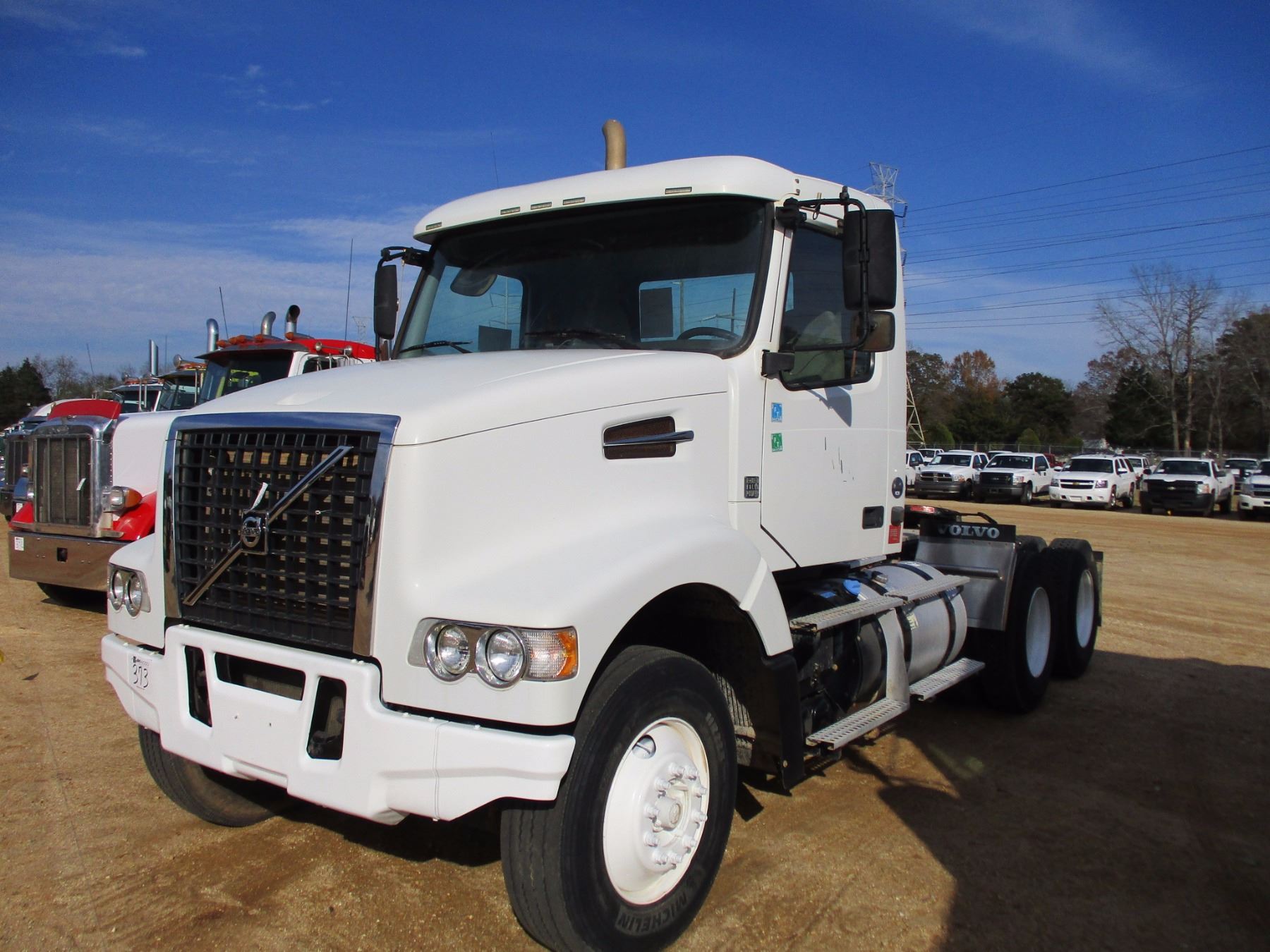 2011 VOLVO TRUCK TRACTOR VIN SN 4V4KC9EH6BN535198 T A 2011 VOLVO TRUCK TRACTOR VIN SN 4V4KC9EH6BN535198 T A