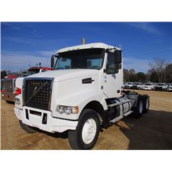 2011 VOLVO TRUCK TRACTOR, VIN/SN:4V4KC9EH6BN535198 - T/A, 435 HP D13 VOLVO DIESEL ENG, A/T, 40K REAR