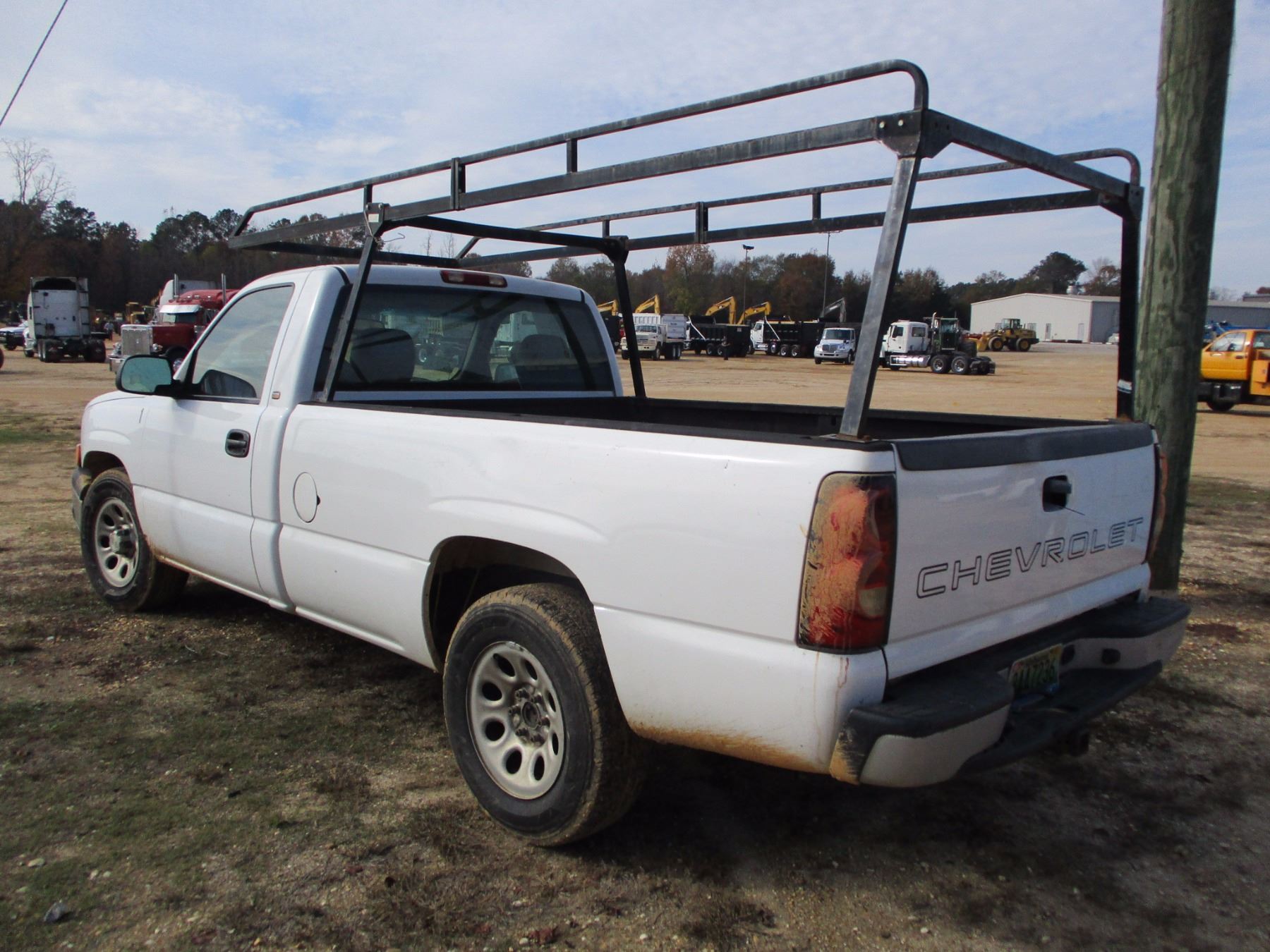 05 Silverado Ladder Rack 2005 CHEVROLET SILVERADO VIN/SN:1GCEC14V25Z303700 - V8 GAS ENGINE, A/T ...