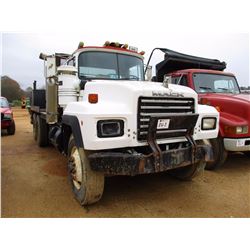 1992 MACK RD690S FLATBED FUEL AND LUBE TRUCK, VIN/SN:2M2P264C2NC011528 - T/A, MACK DIESEL ENGINE, 8L