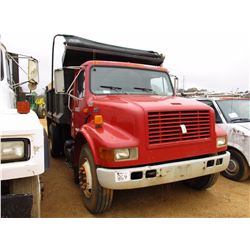 2001 INTERNATIONAL 4900 DUMP TRUCK, VIN/SN:1HT5DAAR81H352880 - S/A, IHC DIESEL ENGINE, AUTO TRANS, 1
