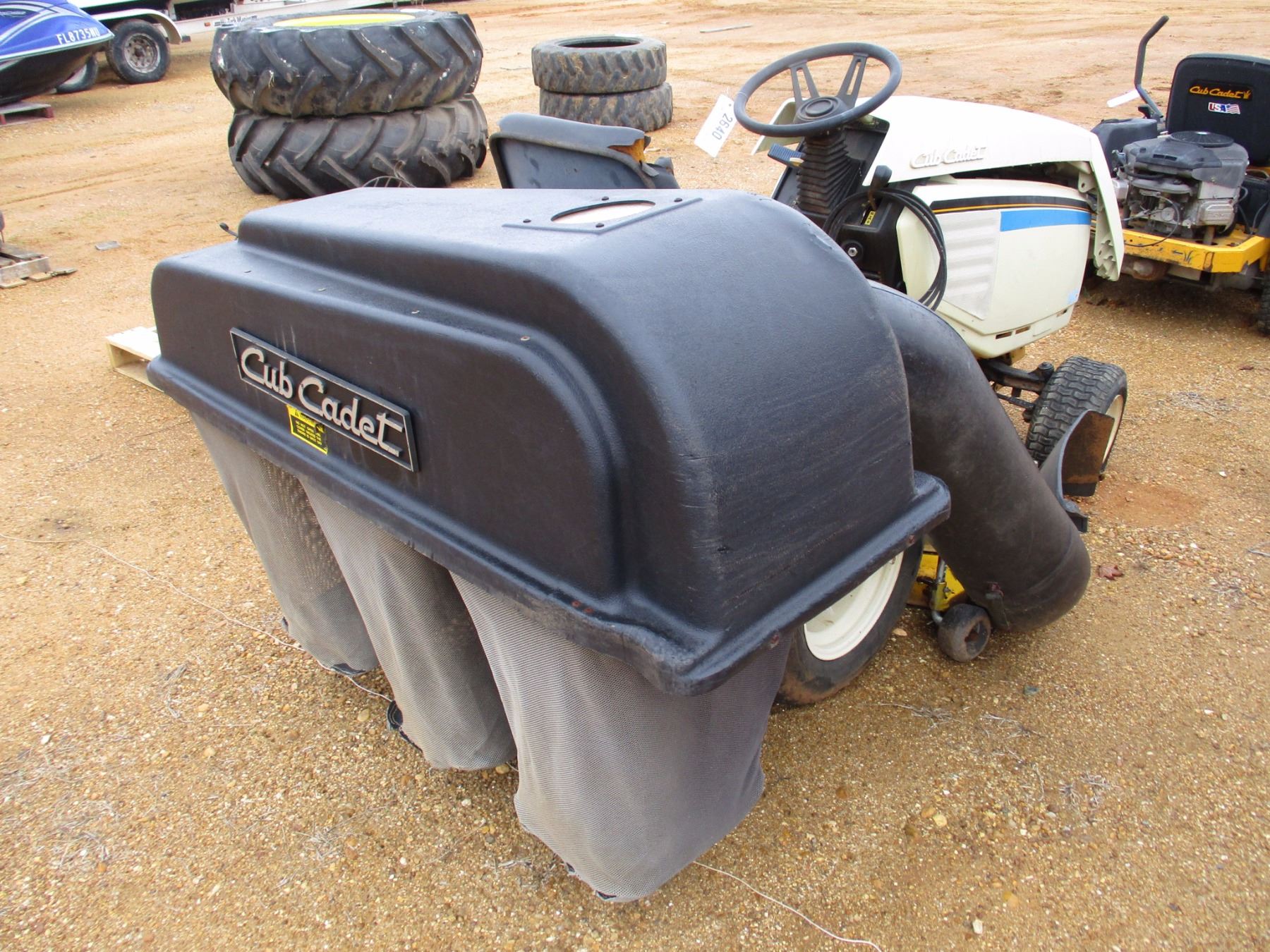 CUB CADET 1862 RIDING MOWER, VIN/SN827468 46" DECK, GRASS BAGGER J
