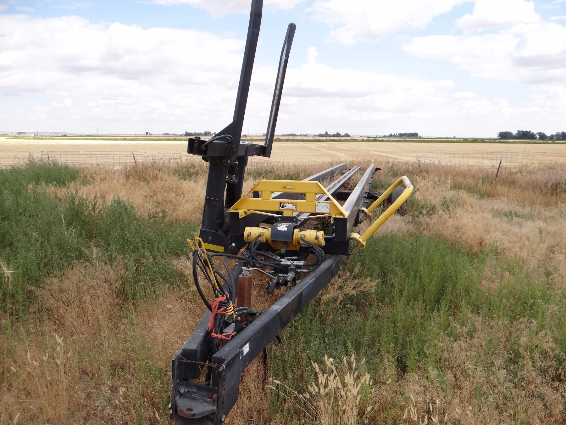 BuhlerInland Hayliner 1500 round bale picker