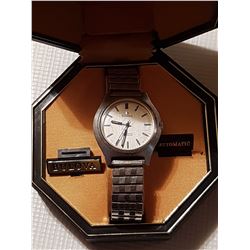 Bulova 23 jewel fully automatic comes with case