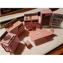 Pink tin kitchen set (1960s Japan tin)