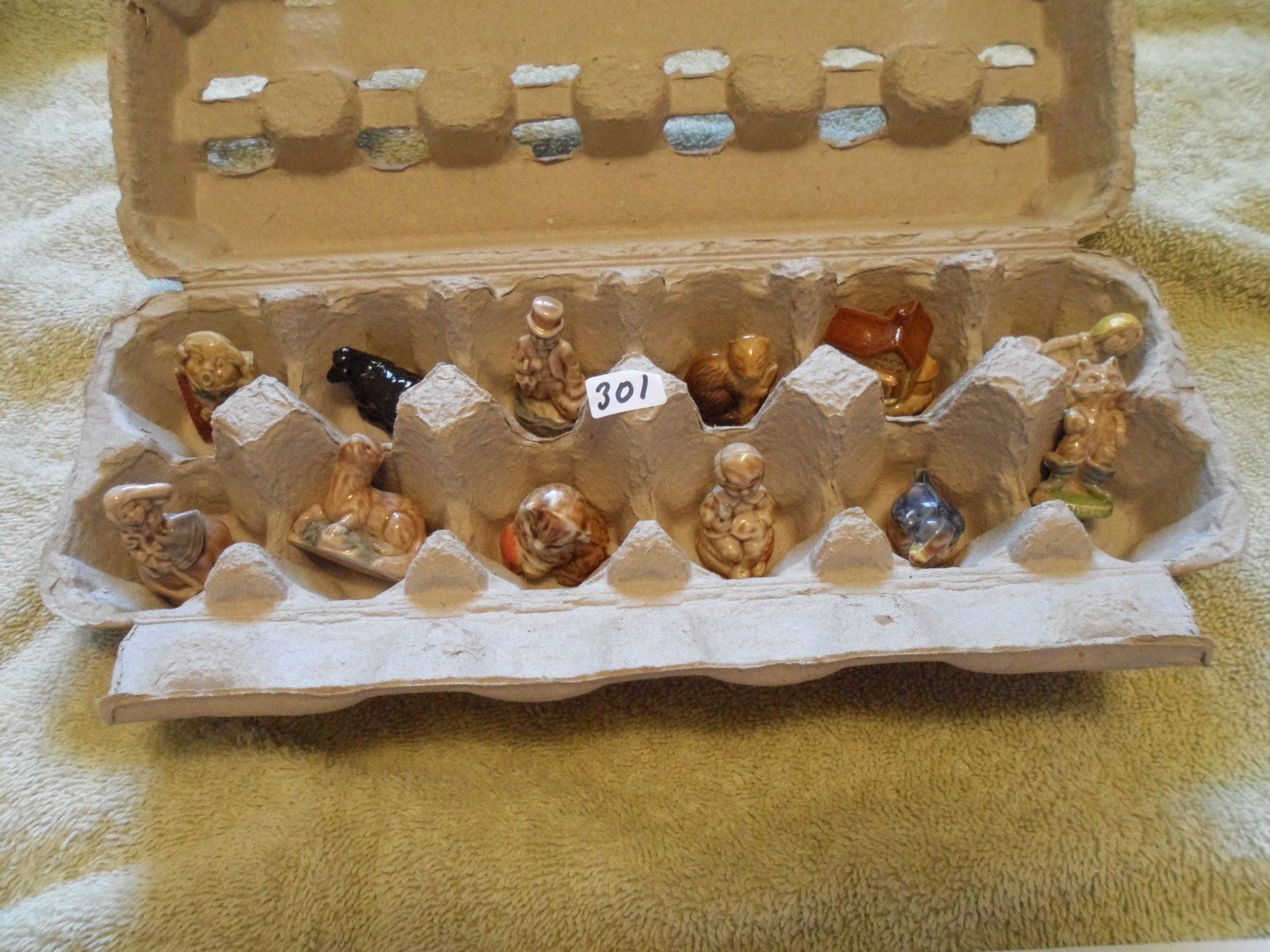 Red Rose tea figurines