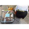 Image 1 : RUBBERMAID COOLER NEW TSHIRTS BAG OF BEDDING AND TOY CHAINSAW