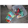 Image 1 : TOTE OF GARDEN SUPPLIES