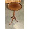 Image 1 : VINTAGE SCALLOPED EDGE PLANTSTAND