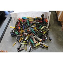 TOTE OF SCREWDRIVERS