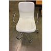 Image 1 : WHITE LEATHER AND CHROME OFFICE CHAIR